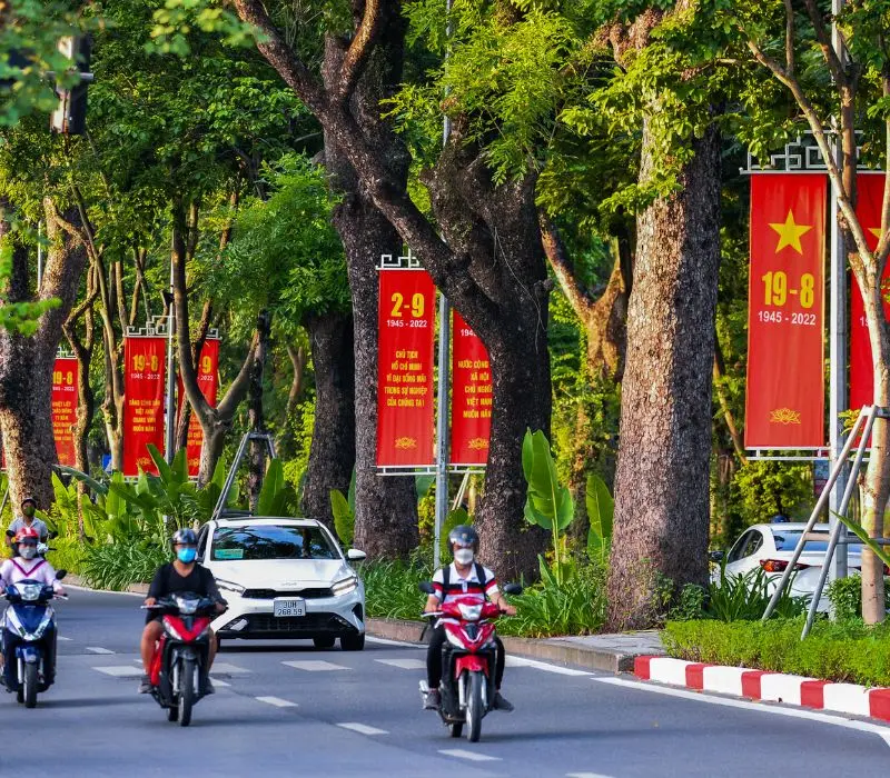 Kh&aacute;m ph&aacute; đường Ho&agrave;ng Diệu H&agrave; Nội, cung đường lịch sử v&agrave; thơ mộng 2