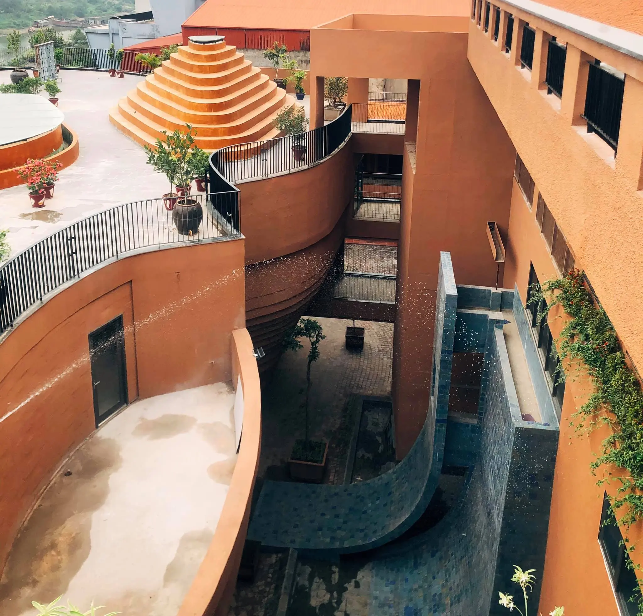 Kh&aacute;m ph&aacute; H&agrave; Nội với bảo t&agrave;ng gốm B&aacute;t Tr&agrave;ng - T&ograve;a kiến tr&uacute;c độc đ&aacute;o nằm ở ngoại &ocirc; 6
