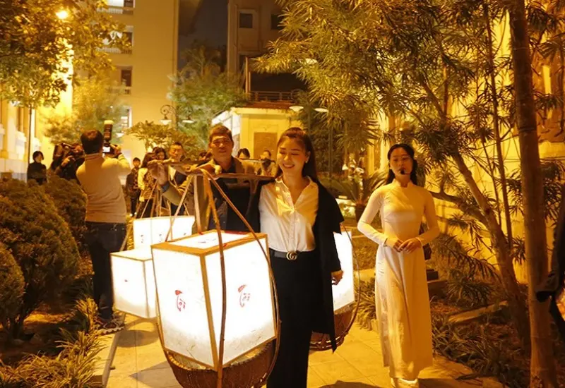 Lưu ngay 13 tour đ&ecirc;m H&agrave; Nội đặc sắc kh&ocirc;ng thể bỏ lỡ 14
