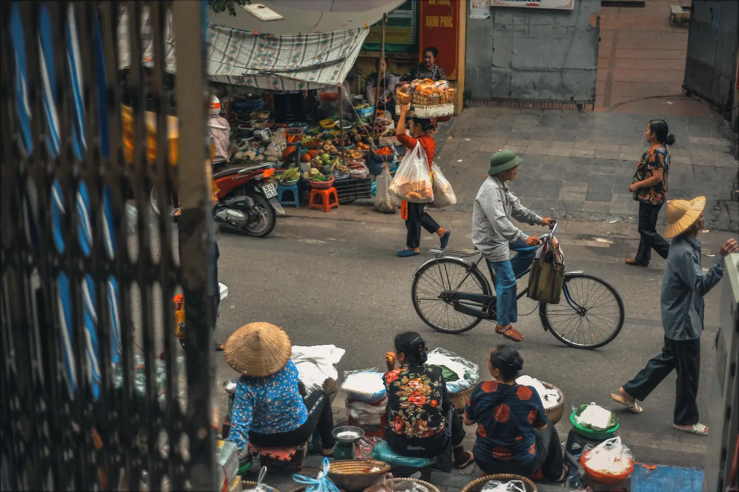 Một chiều Lang thang H&agrave; Nội kh&aacute;m ph&aacute; vẻ đẹp b&igrave;nh dị 3