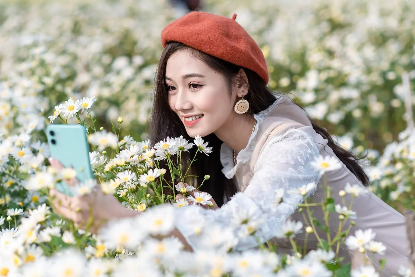 Muốn kh&aacute;m ph&aacute; H&agrave; Nội th&igrave; nhất định phải gh&eacute; đến thảo nguy&ecirc;n hoa Long Bi&ecirc;n 6