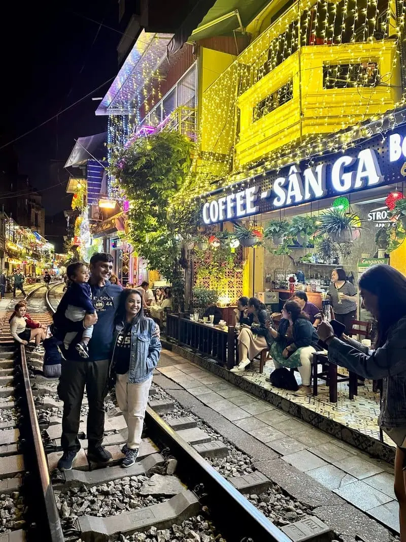 Phố c&agrave; ph&ecirc; đường t&agrave;u H&agrave; Nội: Trải nghiệm độc đ&aacute;o s&aacute;t b&ecirc;n đường ray 9