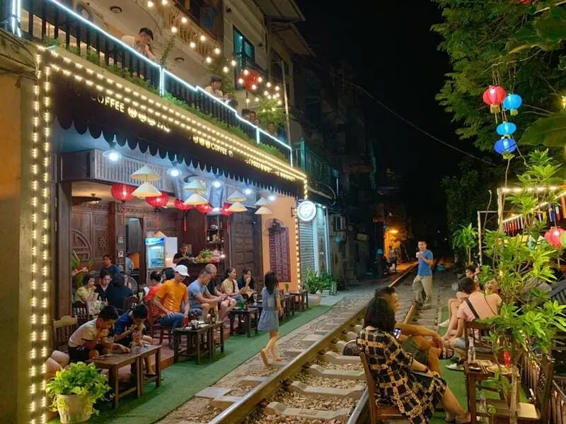 Phố c&agrave; ph&ecirc; đường t&agrave;u H&agrave; Nội: Trải nghiệm độc đ&aacute;o s&aacute;t b&ecirc;n đường ray 5