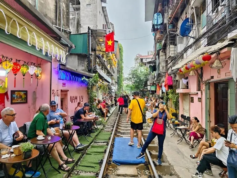 Phố c&agrave; ph&ecirc; đường t&agrave;u H&agrave; Nội: Trải nghiệm độc đ&aacute;o s&aacute;t b&ecirc;n đường ray 2