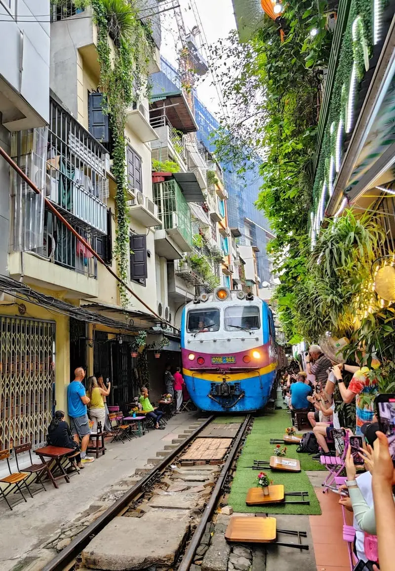 Phố c&agrave; ph&ecirc; đường t&agrave;u H&agrave; Nội: Trải nghiệm độc đ&aacute;o s&aacute;t b&ecirc;n đường ray 3