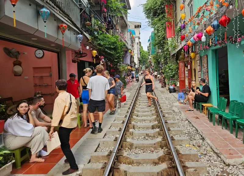 Phố c&agrave; ph&ecirc; đường t&agrave;u H&agrave; Nội: Trải nghiệm độc đ&aacute;o s&aacute;t b&ecirc;n đường ray 4