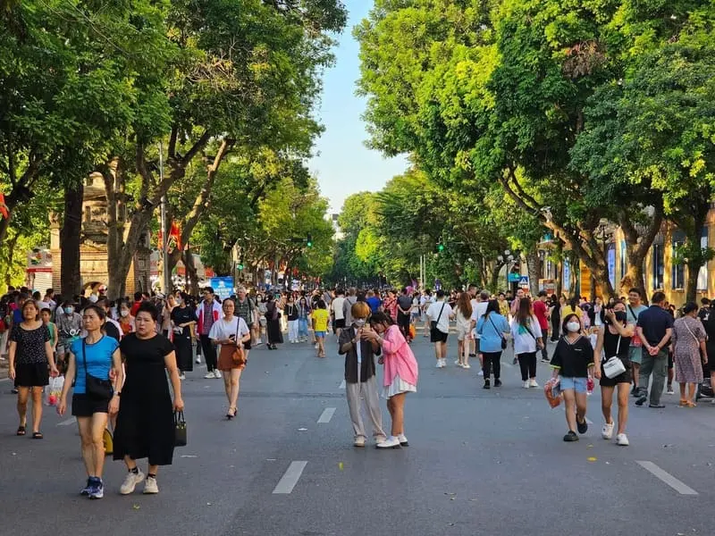 Phố đi bộ Hồ Gươm: Kinh nghiệm ăn chơi, check-in 2026 2