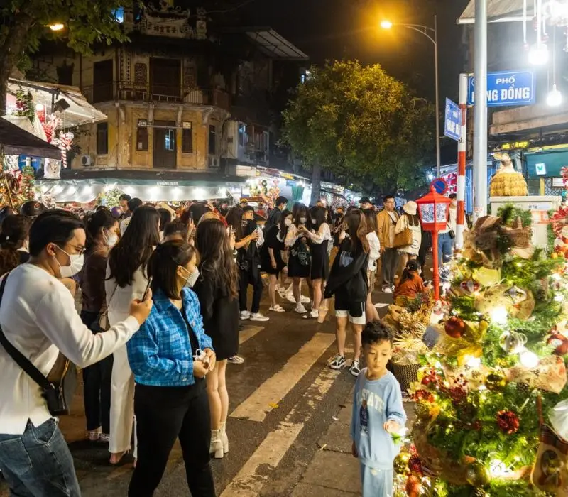 Phố Hàng Mã lung linh trước thềm Noel 2025 15