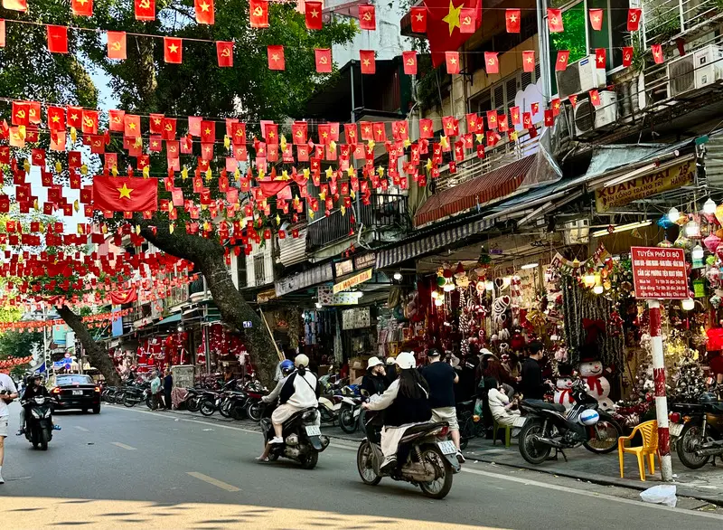 Phố Hàng Mã lung linh trước thềm Noel 2025 3