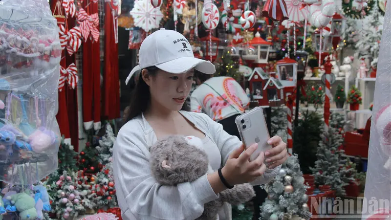 Phố Hàng Mã lung linh trước thềm Noel 2025 16