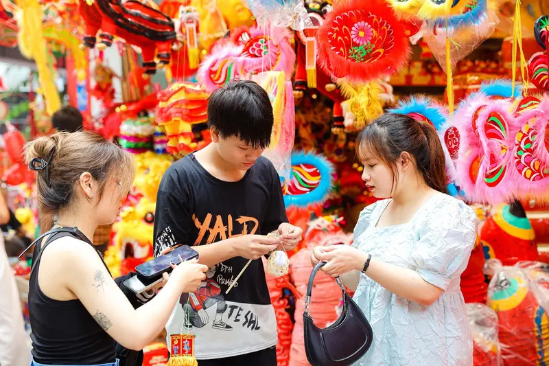 Phố H&agrave;ng M&atilde; Trung thu 2025 m&agrave;u sắc rực rỡ, nao nức người 5