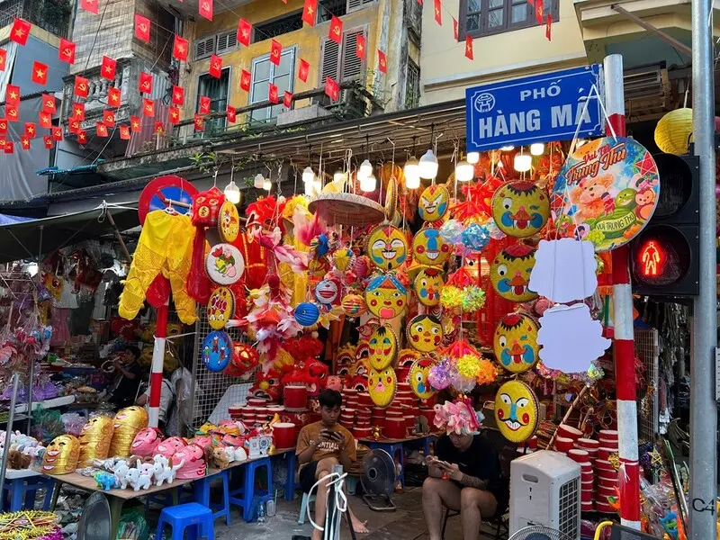 Phố H&agrave;ng M&atilde; Trung thu 2025 m&agrave;u sắc rực rỡ, nao nức người 2