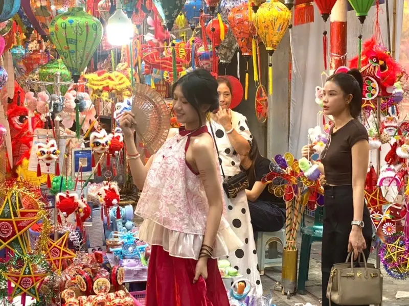 Phố H&agrave;ng M&atilde; Trung thu 2025 m&agrave;u sắc rực rỡ, nao nức người 3
