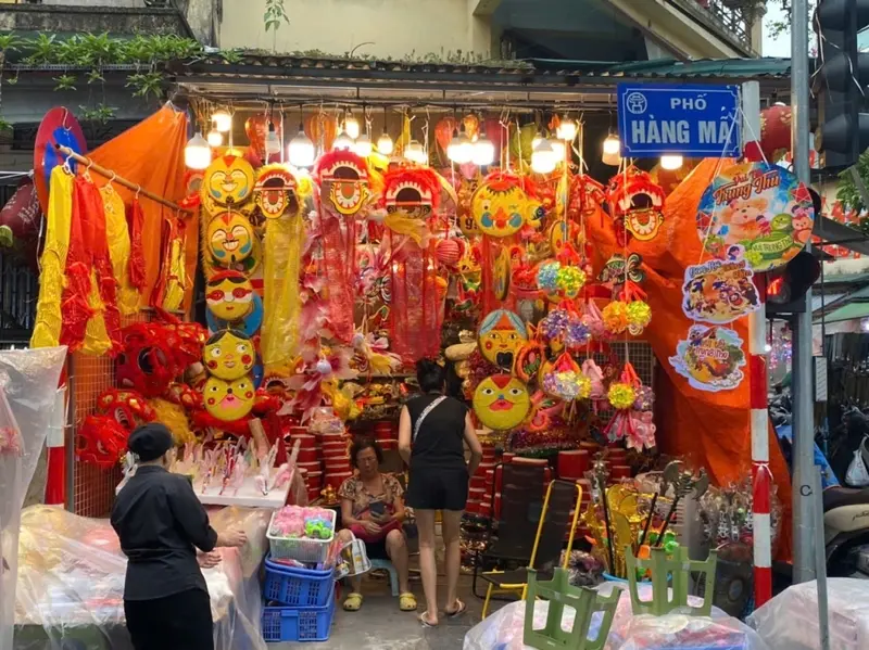Phố H&agrave;ng M&atilde; Trung thu 2025 m&agrave;u sắc rực rỡ, nao nức người 12