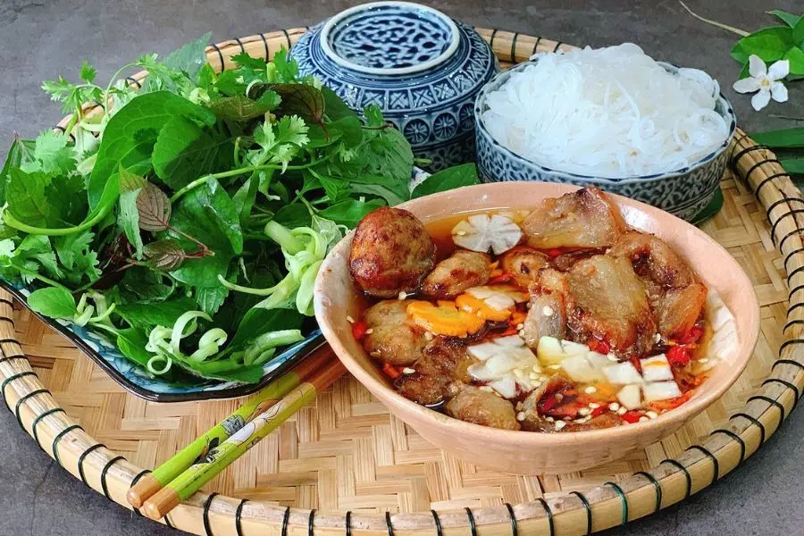 Review b&uacute;n chả H&agrave; Nội, m&oacute;n ngon ghi danh c&ocirc;ng thức ẩm thực thế giới 4