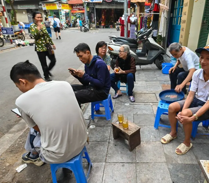 Tr&agrave; đ&aacute; vỉa h&egrave;, văn h&oacute;a b&igrave;nh dị nhưng đậm đ&agrave; của H&agrave; Nội 16