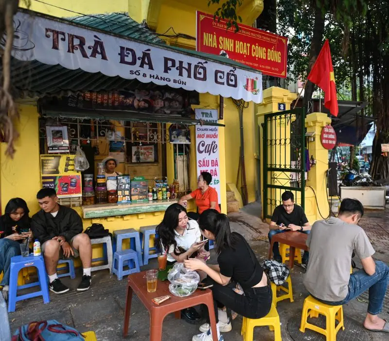 Tr&agrave; đ&aacute; vỉa h&egrave;, văn h&oacute;a b&igrave;nh dị nhưng đậm đ&agrave; của H&agrave; Nội 10