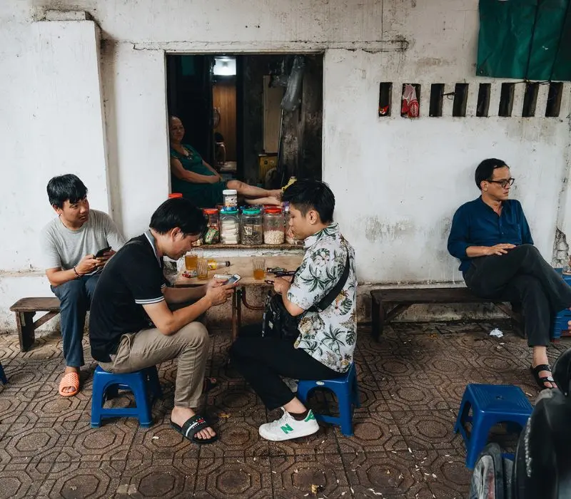 Tr&agrave; đ&aacute; vỉa h&egrave;, văn h&oacute;a b&igrave;nh dị nhưng đậm đ&agrave; của H&agrave; Nội 15