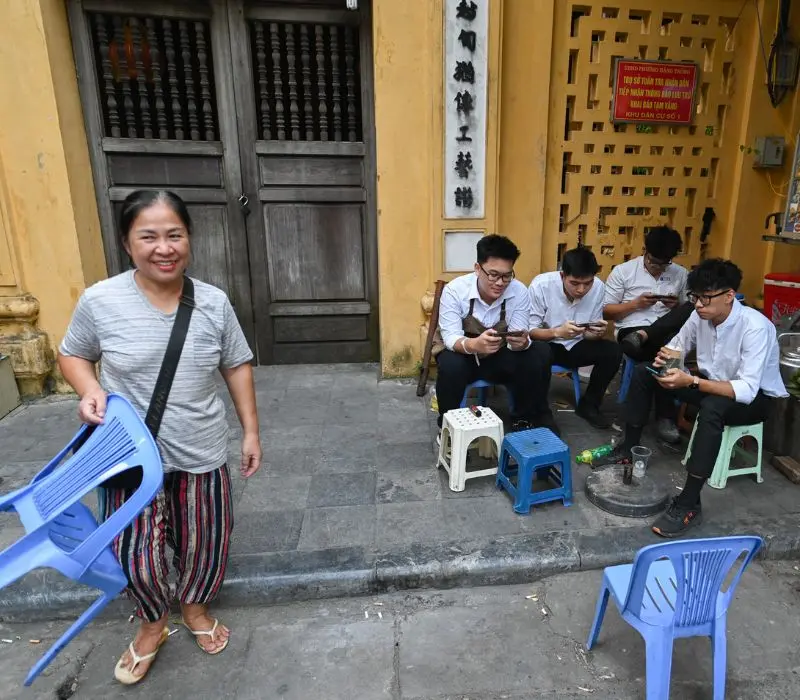 Tr&agrave; đ&aacute; vỉa h&egrave;, văn h&oacute;a b&igrave;nh dị nhưng đậm đ&agrave; của H&agrave; Nội 13