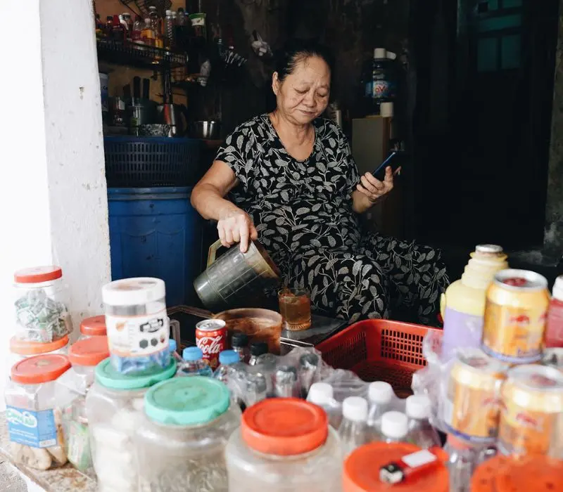Tr&agrave; đ&aacute; vỉa h&egrave;, văn h&oacute;a b&igrave;nh dị nhưng đậm đ&agrave; của H&agrave; Nội 19