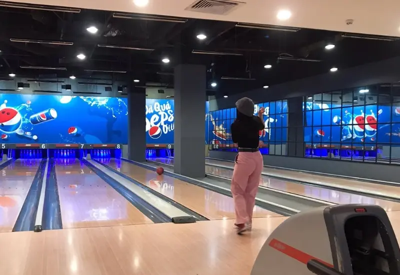 Trải nghiệm chơi bowling H&agrave; Nội - hoạt động giải tr&iacute; si&ecirc;u hấp dẫn 4