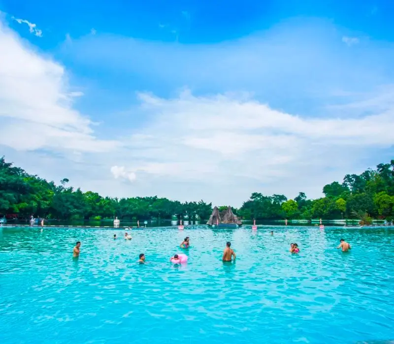 Đến khu du lịch Khoang Xanh Suối Tiên vui chơi, tránh nóng