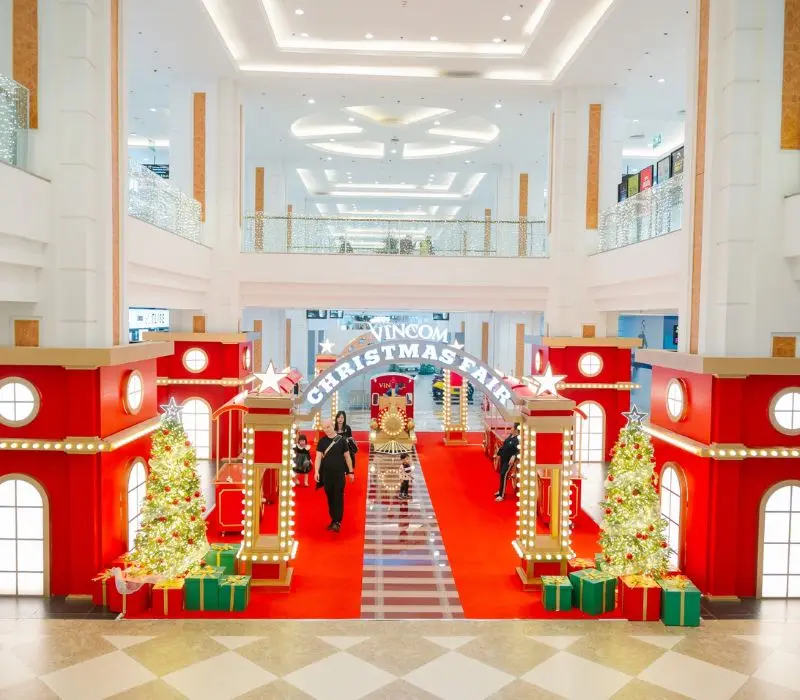 Khám phá top địa điểm chụp ảnh Giáng Sinh đẹp Hà Nội triệu like