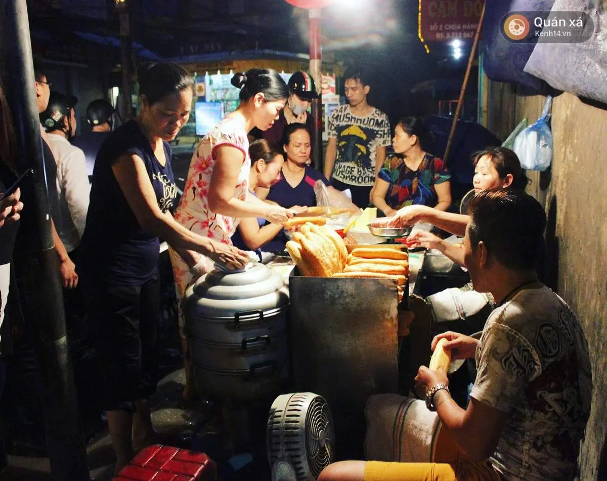 B&aacute;nh m&igrave; pate Cột Đ&egrave;n, qu&aacute;n nhỏ kh&ocirc;ng biển hiệu vẫn đ&ocirc;ng kh&aacute;ch 5