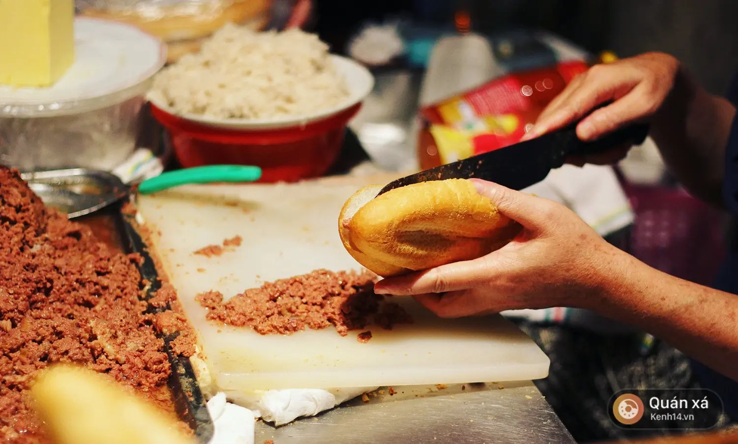 B&aacute;nh m&igrave; pate Cột Đ&egrave;n, qu&aacute;n nhỏ kh&ocirc;ng biển hiệu vẫn đ&ocirc;ng kh&aacute;ch 4