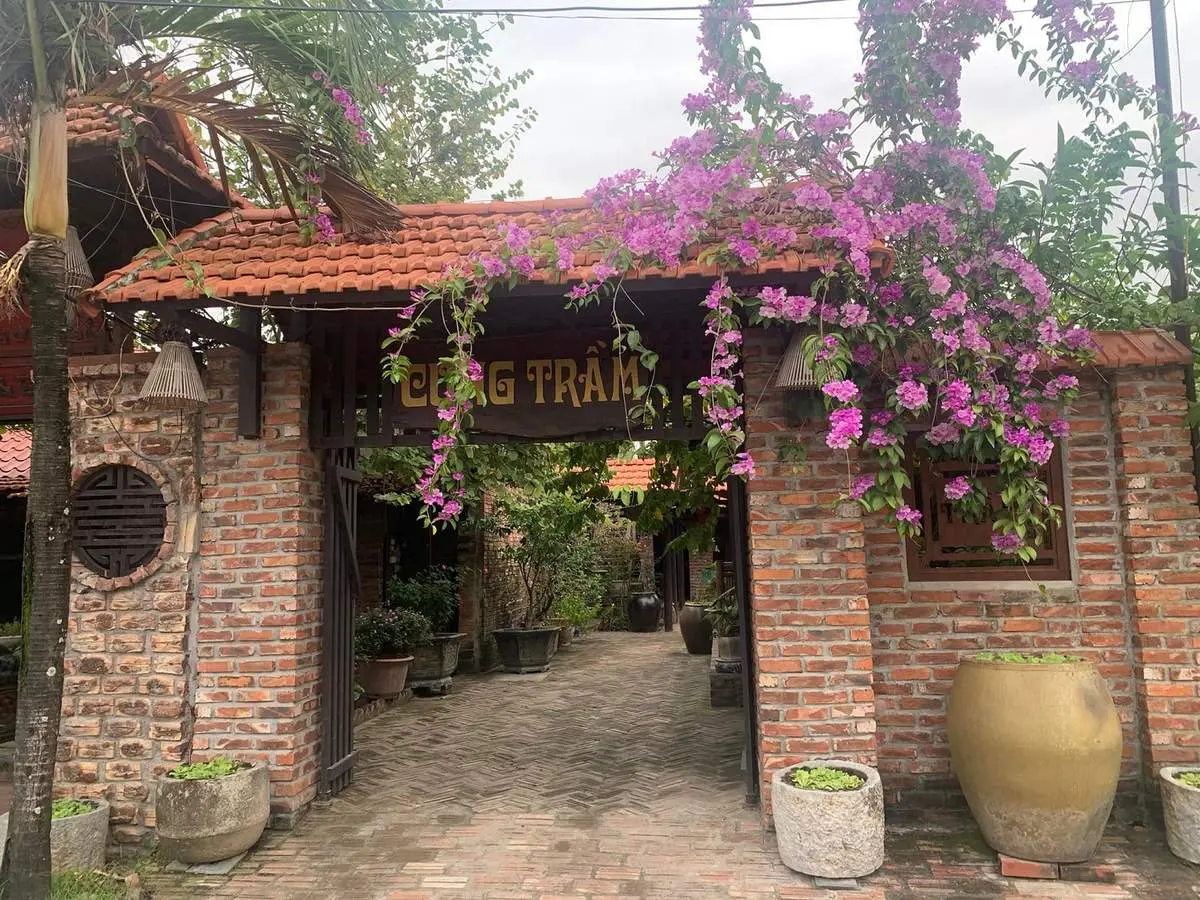 Cung Trầm Cafe Ẩm Thực với vẻ đẹp y&ecirc;n b&igrave;nh, ho&agrave;i cổ 2