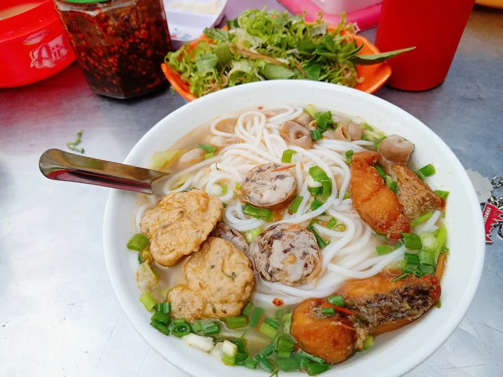 Đi đ&acirc;u về đ&acirc;u vẫn nhớ m&atilde;i hương vị của m&oacute;n B&uacute;n c&aacute; cay Hải Ph&ograve;ng 6