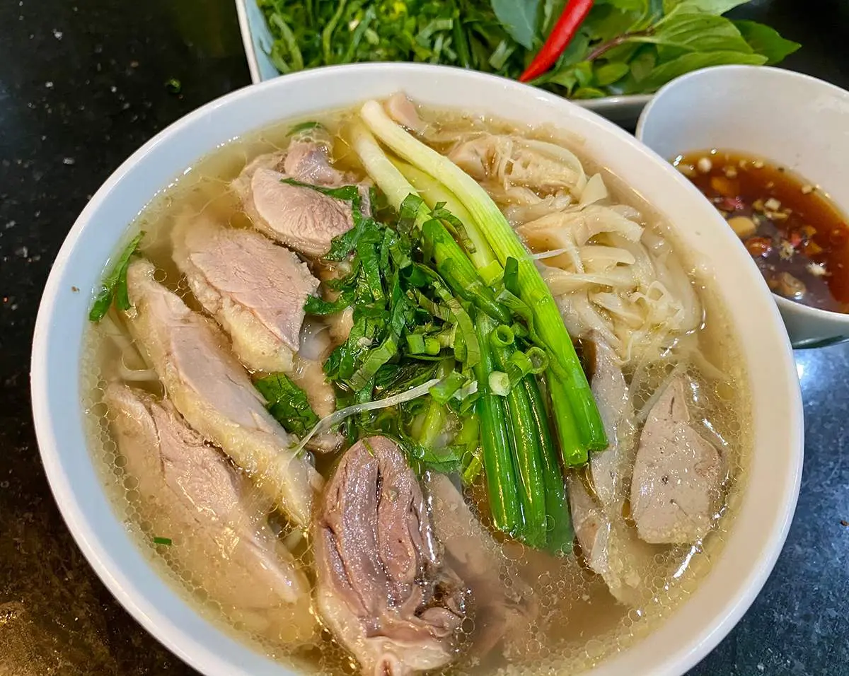 Điểm danh những Qu&aacute;n ăn vặt ngon ở Hải Ph&ograve;ng 10