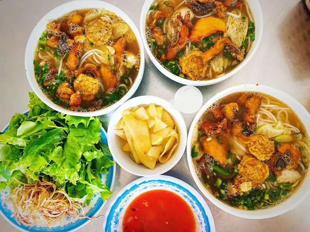 Điểm danh những Qu&aacute;n ăn vặt ngon ở Hải Ph&ograve;ng 17