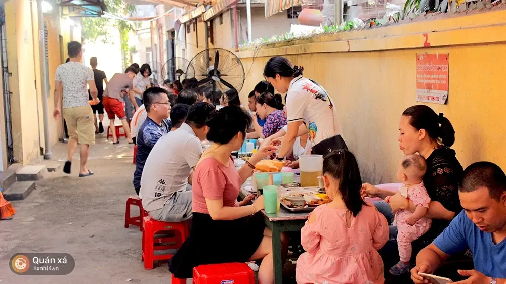Hẻm nhỏ cũng kh&ocirc;ng ngăn được sức h&uacute;t của Qu&aacute;n ốc Thủy Dương 7