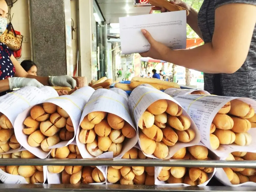 Ngất ng&acirc;y với B&aacute;nh m&igrave; cay B&agrave; Gi&agrave; Hải Ph&ograve;ng chỉ từ 2.000 đồng một ổ 12