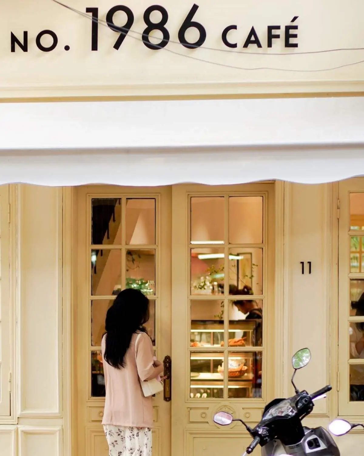 No 1986 Coffee chiếm trọn spotlight với lối kiến tr&uacute;c kh&aacute;c lạ giữa l&ograve;ng Đất Cảng 25