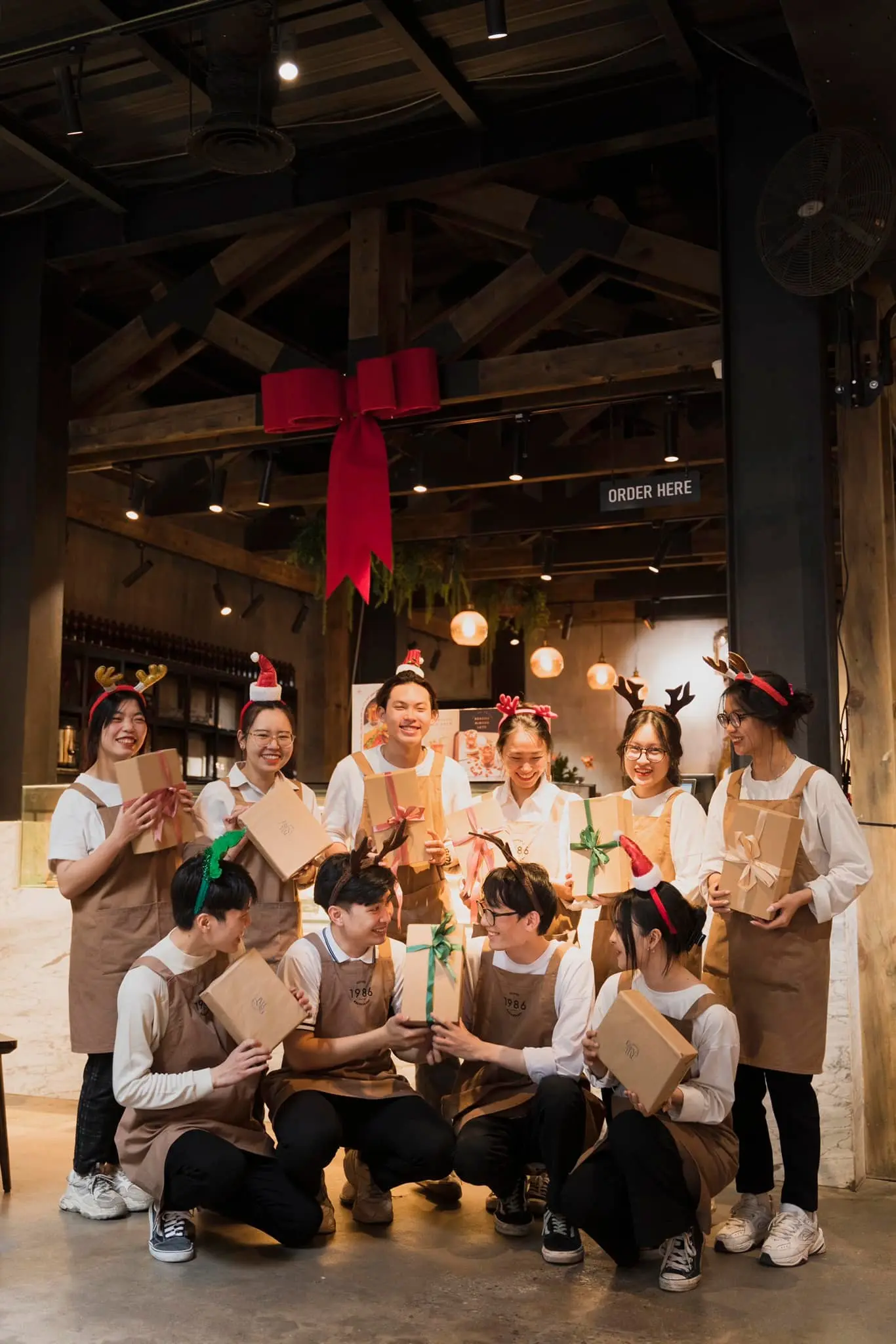 No 1986 Coffee chiếm trọn spotlight với lối kiến tr&uacute;c kh&aacute;c lạ giữa l&ograve;ng Đất Cảng 12