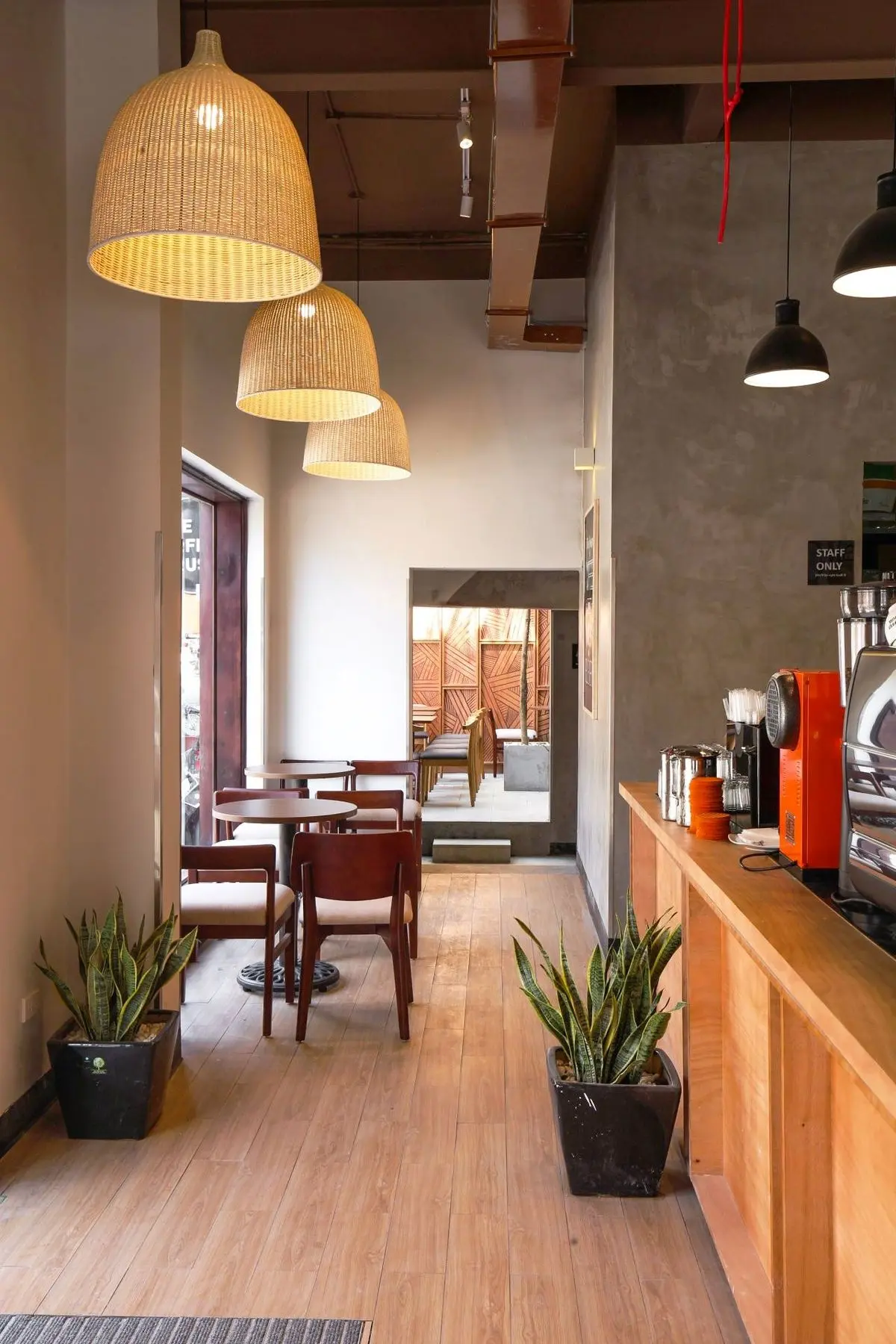 The Coffee House Cầu Đất, b&ocirc;ng sen trắng mọc giữa g&oacute;c ng&atilde; tư Lương Kh&aacute;nh Thiện 5