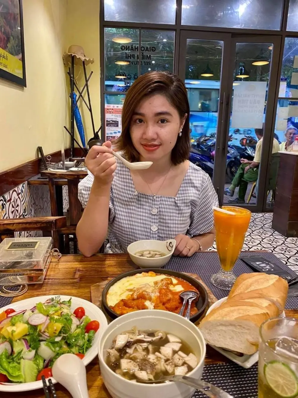 Thưởng thức đại tiệc thịnh soạn tại Nh&agrave; h&agrave;ng Cơm g&agrave; Singapore 29