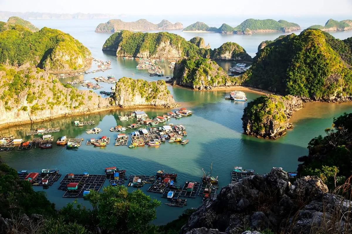Ngắm vẻ đẹp thi&ecirc;n đường biển với lịch tr&igrave;nh kh&aacute;m ph&aacute; vịnh Lan Hạ 2