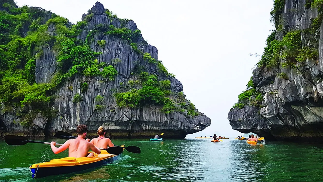 Ngắm vẻ đẹp thi&ecirc;n đường biển với lịch tr&igrave;nh kh&aacute;m ph&aacute; vịnh Lan Hạ 6