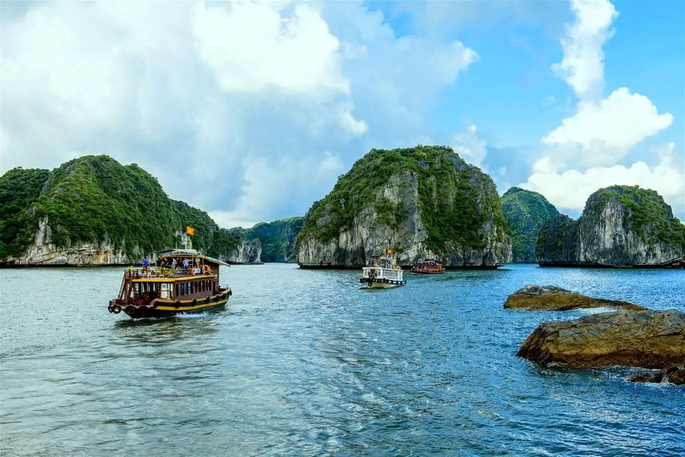 Ngắm vẻ đẹp thi&ecirc;n đường biển với lịch tr&igrave;nh kh&aacute;m ph&aacute; vịnh Lan Hạ 5