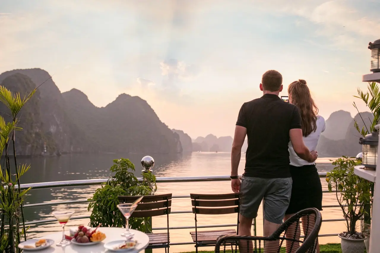 Trải nghiệm Tour du thuyền 5 sao kh&aacute;m ph&aacute; vịnh Lan Hạ c&oacute; g&igrave; hay? 4