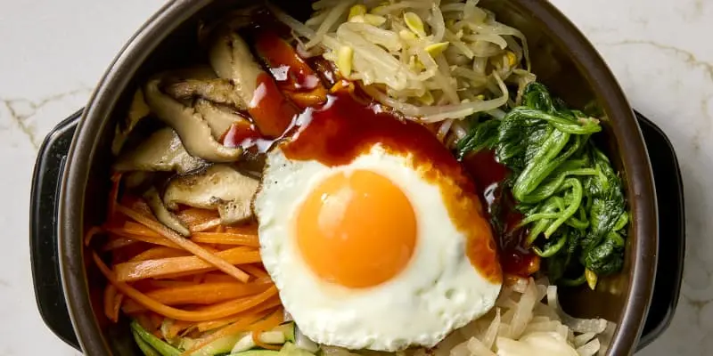 Bibimbap l&agrave; g&igrave;? T&igrave;m hiểu m&oacute;n cơm trộn H&agrave;n Quốc hot to&agrave;n cầu 4