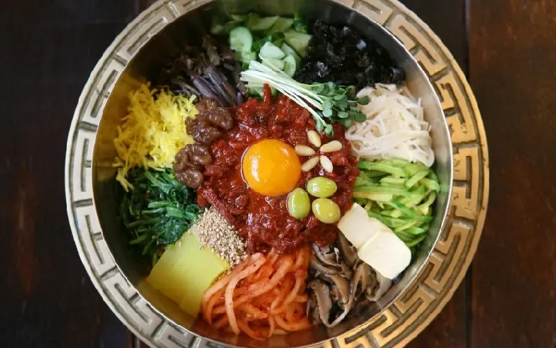 Bibimbap l&agrave; g&igrave;? T&igrave;m hiểu m&oacute;n cơm trộn H&agrave;n Quốc hot to&agrave;n cầu 7
