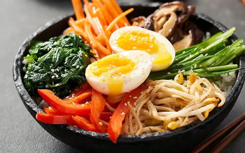Bibimbap l&agrave; g&igrave;? T&igrave;m hiểu m&oacute;n cơm trộn H&agrave;n Quốc hot to&agrave;n cầu 2