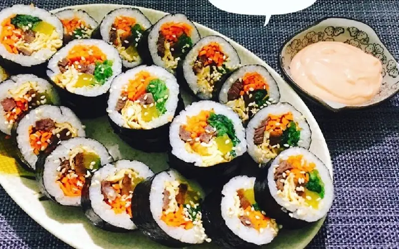Kimbap: M&oacute;n ăn đường phố &ldquo;quốc d&acirc;n&rdquo; mang đậm hương vị H&agrave;n 5
