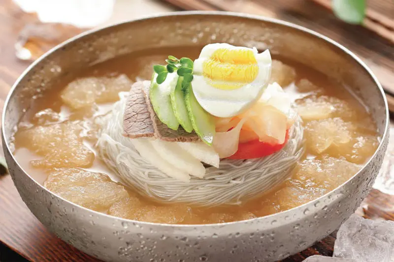 M&ecirc; mẩn trước m&oacute;n m&igrave; lạnh Naengmyeon nổi tiếng ở H&agrave;n Quốc 6