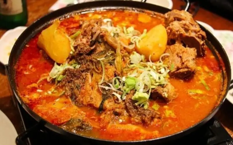 M&oacute;n ăn Gamjatang canh xương heo hầm hấp dẫn ai cũng n&ecirc;n thử 3