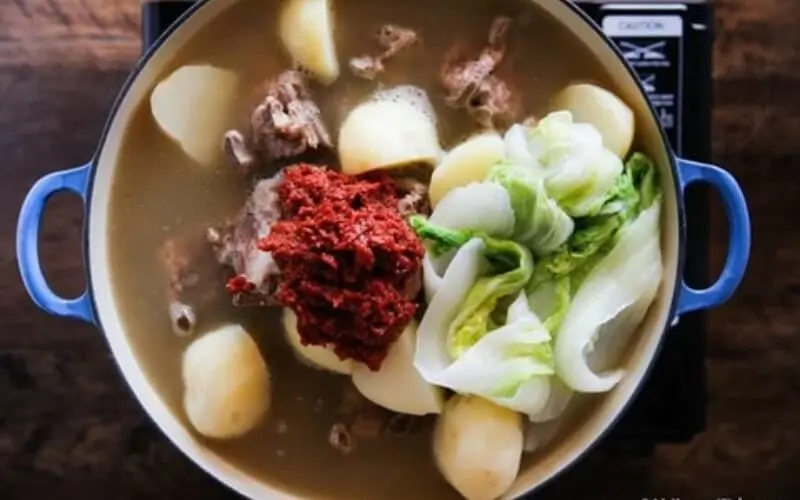 M&oacute;n ăn Gamjatang canh xương heo hầm hấp dẫn ai cũng n&ecirc;n thử 6
